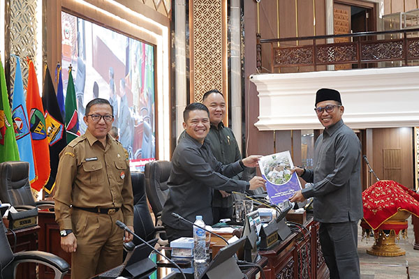 Ranperda Fasilitasi dan Penyelenggaraan Pesantren Ditetapkan Menjadi Prakarsa DPRD Sumbar 1 rapat paripurna--DPRD Sumbar menggelar rapat paripurna Penetapan Ranperda Usul Prakarsa DPRD Provinsi Sumatera Barat tentang Fasilitasi dan Penyelenggaraan Pesantren.