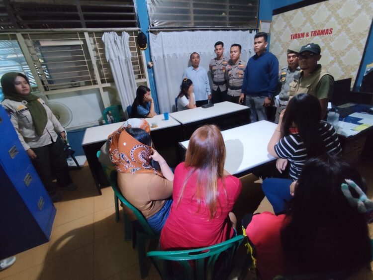 7 Wanita Seksi Terjaring Razia Tim Gabungan di Limapuluh Kota 1 JALANI PEMERIKSAAN— Sebanyak tujuh wanita yang terjaring razia tim gabungan Pemkab Limapuluh Kota menjalani pemeriksaan di kantor Satpol PP Limapuluh Kota.