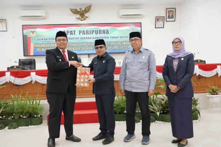 8 Fraksi DPRD Tanah Datar Sampaikan Pandangan Umum 1 SERAHKAN NASKAH— Ketua DPRD Anton Yondra serahkan naskah pandangan umum fraksi pada Wakil Bupati Tanahdatar Ahmad Fadly.