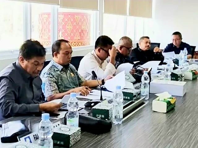 Komisi II DPRD Padang Rapat Bersama Pemko, Optimalisasi PAD dan Pengelolaan Pajak 1 rapat pembahasan--Komisi II DPRD Kota Padang menggelar rapat pembahasan Laporan Hasil Pemeriksaan (LHP) Tahun 2024 selama dua hari, 27-28 Mei 2025, di Kantor DPRD Kota Padang.