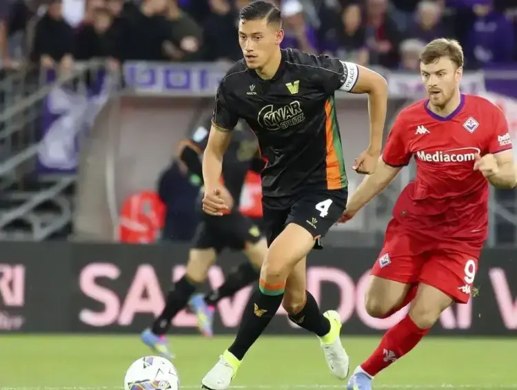 Jay Idzes Tampil Solid saat Kalahkan Fiorentina, Antarkan Venezia Menjauh dari Zona Degradasi 1 TAMPIL SOLID— Jay Idzes tampil solid saat Venezia menang atas Fiorentina, pada lanjutan pekan ke-36 Liga Italia, Senin (12/5) di Stadio Pierluigi Penzo, Venezia.