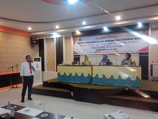 Kasat Narkoba Polres Pessel Ajak Generasi Muda Painan Jauhi Narkoba 1 NARASUMBER— AKP Hardi Yasmar menjadi narasumber pada acaara sosialiasi bahaya narkoba bagi generasi muda, di Nagari Painan, Kecamatan IV Jurai, Kabupaten Pesisir Selatan, Senin (19/5) di Hannah Hotel Syariah Painan.