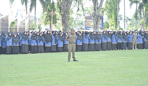 1.475 ASN Baru Resmi Diangkat, Gubernur: ASN Itu Pelayan dan Pemersatu Bangsa 1 UPACARA PENYERAHAN SK— ASN Pempov Sumbar menghadiri upacara atau apel sebelum acara penyerahan SK Pengangkatan CPNS Formasi Tahun 2024 oleh Gubernur Mahyeldi Ansharullah, di halaman Kantor Gubernur Sumatera, Selasa (27/5).