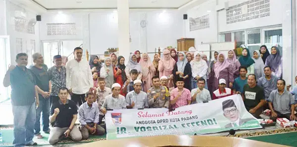 Reses Yosrizal Effendi di Dapil VI, Banyak Riol yang Tersumbat dan Patah 1 RESES DAPIL— Anggota DPRD Kota Padang, Ir. Yosrizal Effendi melakukan reses di Mushalla Nurul Islam, Kelurahan Flamboyan Baru.