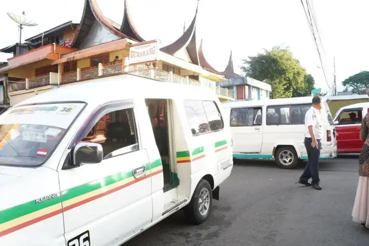 TITIK KUMPUL—Terminal angkot Kota Padang Panjang menjadi salah satu titik kumpul para pelajar untuk mendapatkan fasilitas angkutan gratis.
