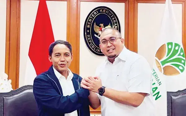 Percepat Izin IPPKH Pembangunan Fly Over Sitinjau Lauik, Andre Rosiade Temui Menhut 1 MENGHADAPT MENHUT— Wakil Ketua Komisi VI DPR RI dari Fraksi Gerindra Andre Rosiade, menemui Menhut Raja Juli Antoni untuk mendorong percepatan terbitnya izin pinjam pakai kawasan hutan (IPPKH) bagi pembangunan Fly Over Sitinjau Lauik.