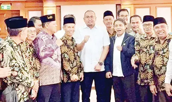 Warga Inderapura jadi Tersangka karena Hutan Lindung, Andre Rosiade Temui Menhut 1 MENCARI SOLUSI— Wakil Ketua Komisi VI DPR RI dari Fraksi Gerindra Andre Rosiade, membawa langsung persoalan status tanah ulayat di Nagari Inderapura, Pesisir Selatan kepada Menteri Kehutanan Raja Juli Antoni, Jumat (9/5) lalu.