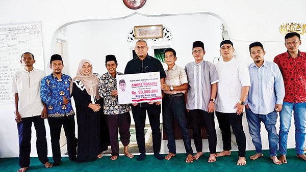 Bantu Mushalla Nurul Jadid Koto Tangah, Andre Rosiade: Prabowo Komit Bangun Sumbar 1 SERAHKAN BANTUAN— Wakil Ketua Komisi VI DPR RI dari Fraksi Gerindra Andre Rosiade, menyerahkan bantuan untuk Mushalla Nurul Jadid Kampung Jambak, Kelurahan Batipuah Panjang, Kecamatan Koto Tangah, Kota Padang sebesar Rp50 juta.