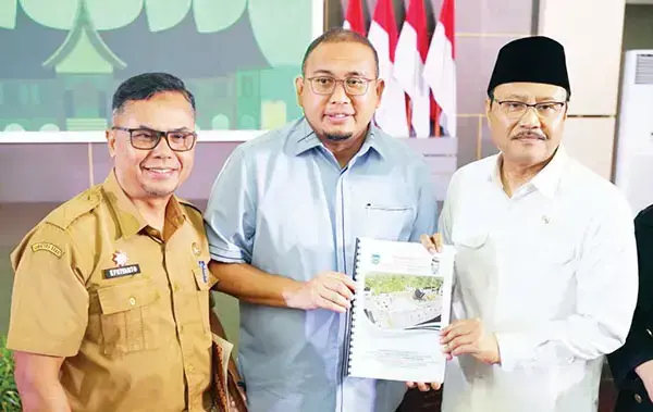 Andre Rosiade: Kemensos bakal Pugar Makam Mohammad Yamin di Sawahlunto 1 SERAHKAN PROPOSAL— Wakil Ketua Komisi VI DPR dari Fraksi Gerindra RI Andre Rosiade, menyerahkan proposal pemugaran makam pahlawan nasional dari Kota Sawahlunto Mohammad Yamin, kepada Menteri Sosial RI Gus Syaifullah Yusuf.