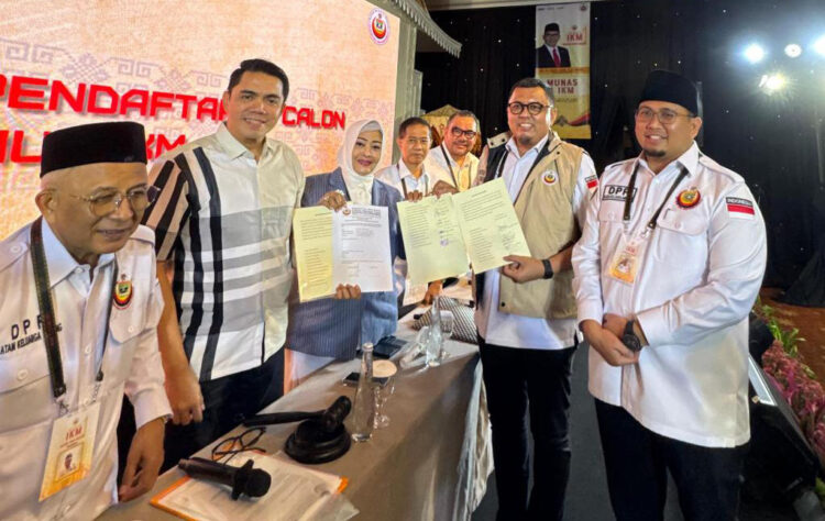 MENDAFTAR— Wakil Ketua Komisi VI DPR RI dari Fraksi Gerindra, Andre Rosiade resmi mendaftarkan diri sebagai bakal calon Ketum DPP IKM pada Musyawarah Nasional (Munas) IKM ke-1.