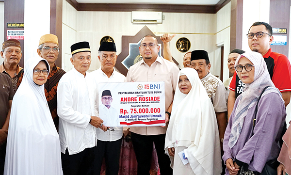 Andre Rosiade Salurkan Bantuan untuk Masjid Jami’quwatul Ummah di Lubeg 1 SALURKAN BANTUAN— Wakil Ketua Komisi VI DPR RI dari Fraksi Gerindra Andre Rosiade, menyalurkan bantuan untuk Masjid Jami’quwatul Ummah di Jalan Mustika XII Perumnas Pegambiran, Kecamatan Lubuk Begalung, Kota Padang, beberapa waktu lalu.