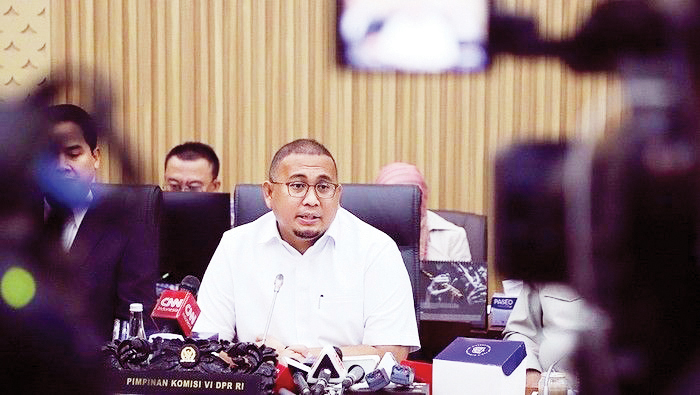 Andre Rosiade Yakin Koperasi Merah Putih Dorong Pertumbuhan Ekonomi 8% 1 KOPERASI MERAH PUTIH— Wakil Ketua Komisi VI DPR RI Andre Rosiade saat melalukan rapat bersama Menteri Koperasi Budi Arie, membahas pembentukan Koperasi Merah Putih.