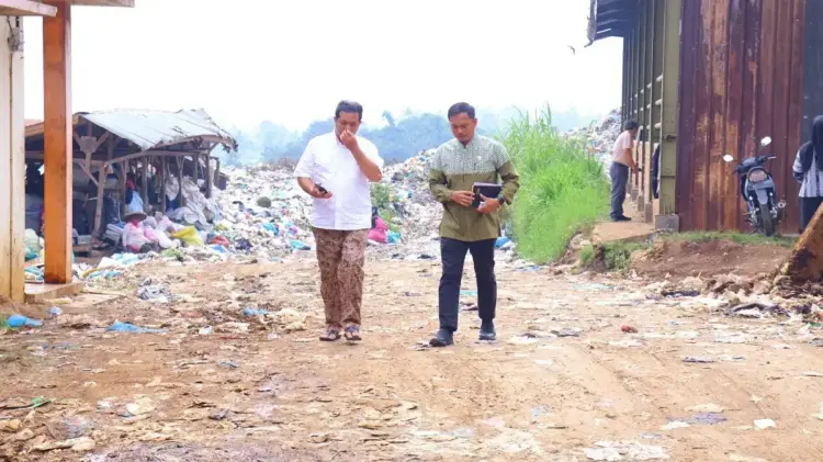 DPRD Tinjau Pengelolaan Sampah, Minta Pekerja Pakai APD 1 KUNJUNGI TPA— Anggota DPRD Kota Payakumbuh melakukan peninjauan tempat pengelolaan sampah akhir.