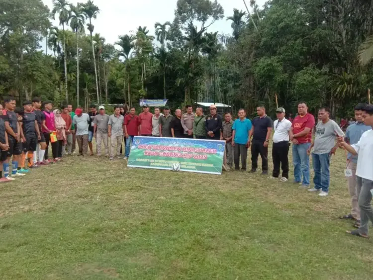 Turnamen Mini Soccer Koto Gunung Cup 2025, Ajang Silaturahmi dan Cari Bibit Muda Berbekat 1 TURNAMEN MINI SOCCER— Politisi Partai Gerindra, yang juga anggota DPRD Kabupaten Pesisir Selatan, Aprinal Tanjung, Minggu (11/6) membuka secara resmi Turnamen Mini Soccer, bertajuk Koto Gunung Cip 2025.