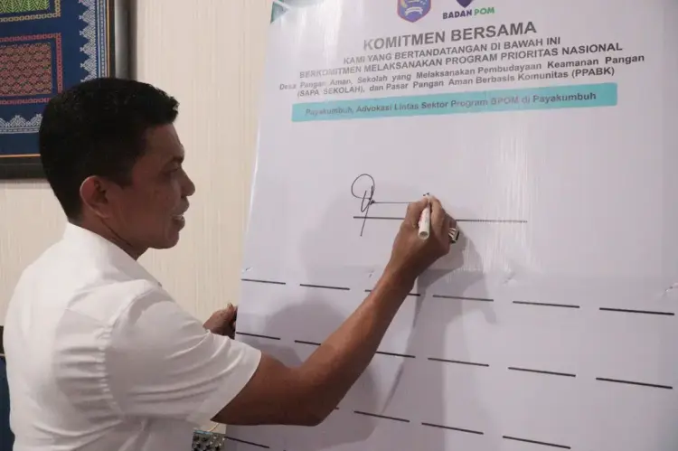 BPOM Jadikan Pasar Ibuah Sebagai Program Pasar Aman Pangan 1 KOMITMEN BERSAMA— Asisten I Dafrul Pasi melakukan penandatangan bersama saat Rapat Advokasi Komitmen Lintas Sektor Keamanan Pangan dan Gerakan Masyarakat Hidup Sehat Sadar Pangan Aman (GERMAS SAPA), baru-baru ini di Ruang Randang, Lantai II Kantor Wali Kota.