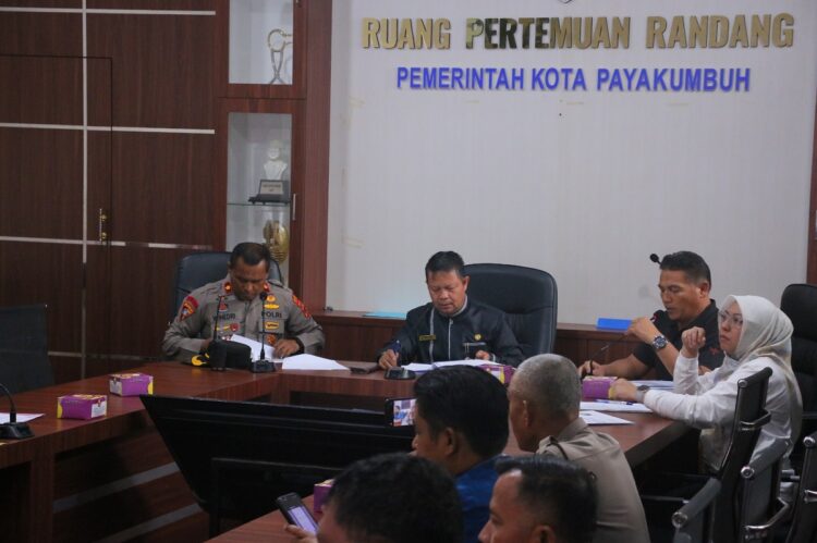 Besok, Bangunan di Atas Fasum bakal Dibongkar, Pemko Payakumbuh Terbitkan 192 SPB terhadap Bangli 1 RAPAT KOORDINASI— Asisten II Pemko Payakumbuh Wal Asri memimpin rapat koordinasi terkait pembongkaran bangunan liar yang berdiri di atas fasum, pada Selasa (19/5) besok.