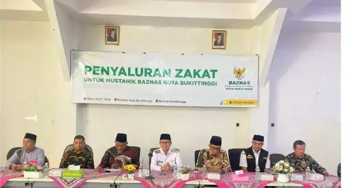 Baznas Bukittinggi Salurkan Zakat Rp58,5 Juta untuk 81 Mustahik 1 PENDISTRIBUSIAN ZAKAT— Baznas Kota Bukittinggi bersama pemerintah daerah kembali mendistribusikan dana Zakat kepada para mustahik di Kota Bukittinggi, Rabu (14/5).