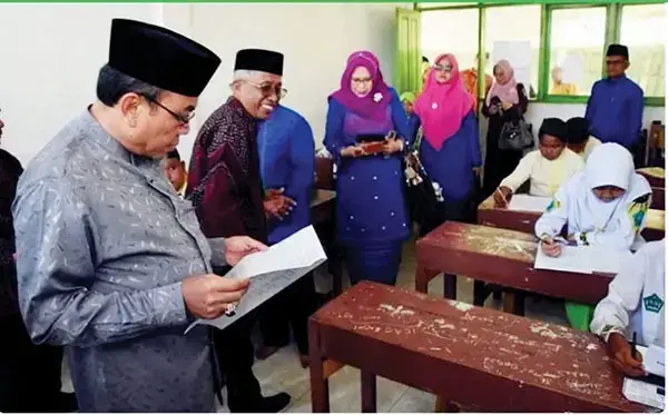 12.826 Santri MDTA dan TPQ se Kota Padang Ikuti Ujian Akhir 1 TINJAU PELAKSANAAN UJIAN— Wakil Wali Kota Padang Maigus Nasir, meninjau langsung pelaksanaan ujian akhir MDTA dan TPQ yang digelar serentak, Senin (12/5). Wawako memastikan kelancaran dan memberikan dukungan moral kepada para santri.