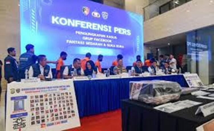 Bareskrim Ungkap Motif Pembuatan Grup Facebook ‘Fantasi Sedarah’, Kepuasan Pribadi hingga Jual Konten Pornografi Rp100 Ribu 1 KONFRENSI PERS— Para tersangka dihadirkan pada konferensi pers kasus grup FB ‘Fantasi Sedarah’ dan ‘Suka Duka’ di Bareskrim Polri, Rabu (21/5).