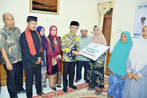 Baznas Agam Salurkan Dana ZIS dan DSKL Rp181 Juta Kepada 164 Mustahik 1 PENDISTRIBUSIAN ZAKAT— BAZNAS Kabupaten Agam kembali menyalurkan dana ZIS, dan DSKL kepada masyarakat yang membutuhkan, di Mess Pemkab Agam Belakang Balok, Bukittinggi, Kamis (22/5).