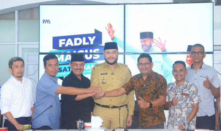 SEPAKAT— Wali Kota Padang Fadly Amran bersama Ketua LKAAM Sumbar, Fauzi Bahar Datuk Nan Sati dan Koordinator Asosiasi Pengusaha Sound System Kota Padang, Nanda Fadly sepakat untuk membatasi operasi 
orgen tunggal hingga pukul 00.00 WIB.