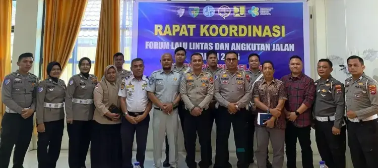 Satlantas Polres Pessel Gelar Rapat Forum Komunikasi Lalu Lintas 1 FORUM KOMUNIKASI LALU LINTAS— Satlantas Polres Pessel bersama Jasa Raharja saat pembukaan Rapat Forum Komunikasi Lalu Lintas.