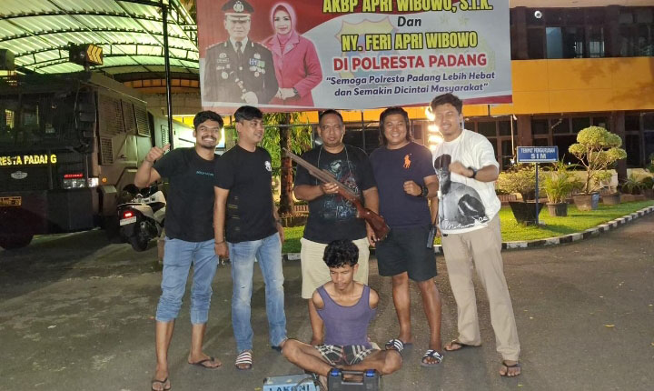 Pemuda Pengangguran Nekat Bobol Rumah Warga, Travo Las, Bor Baterai hingga Senapan Angin Diembat 1 BOBOL RUMAH— Pelaku IR yang terlibat kasus pencurian dengan modus membobol rumah korbannya ditangkap Tim Klewang Polresta Padang.