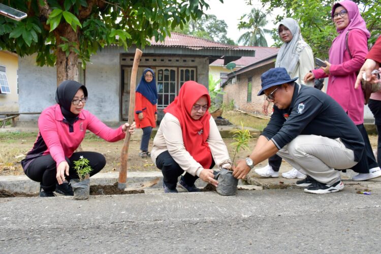 GOTONG ROYONG— Ketua TP PKK Agam, Ny. Merry Benni Warlis, bersama Bhayangkari Agam gelar gotong royong di Dasawisma Pelangi 4, Jorong VI Parit Panjang, Kecamatan Lubuk Basung. Minggu (25/5).