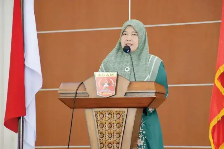 Pemkab Agam Fasilitasi ASN Calon Pensiunan dengan Sosialisasi Ketaspenan dan Layanan Keuangan 1 SOSIALISASI— Staf Ahli Bidang Kemasyarakatan dan Sumber Daya Manusia Pemkab Agam, Roza Syafdefianti, secara resmi membuka kegiatan sosialisasi Ketaspenan serta Produk Dana dan Kredit/Pembiayaan dari PT Bank Nagari, Kamis (15/5) di Balairung Rumah Dinas Bupati Agam.