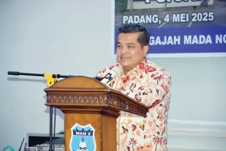 HALAL BI HALAL— Bupati Agam, Ir H Benni Warlis MM Dt Tan Batuah hadiri halal bi halal yang digelar Ikatan Keluarga Panampuang Padang (IKPP), di Aula MAN 2 Kota Padang, Minggu (4/5).