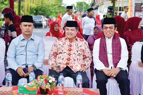 Bangkitkan Semangat Budaya, Balairung Suku Caniago Mulai Dibangun 1 MENGHADIRI— Bupati Agam, Ir. H. Benni Warlis, MM, Dt. Tan Batuah, menghadiri acara peletakan batu pertama pembangunan Balairung Suku Caniago di Nagari Padang Baru, Kecamatan Lubuk Basung, Minggu (4/5).