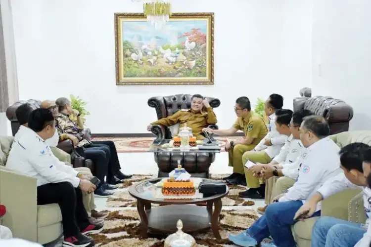Bupati Agam Hadiri Sosialisasi Penguatan ETPD, Pinjaman Daerah dan Konversi Syariah Bersama Bank Nagari 1 SOSIALISASI PENGUATAN ETPD— Bupati Agam, Ir. H. Benni Warlis, MM, Dt. Tan Batuah menghadiri Pertemuan Sosialisasi Penguatan Elektronifikasi Transaksi Pemerintah
Daerah (ETPD), Pinjaman Daerah, dan Konversi Syariah bersama jajaran Bank Nagari
di Rumah Dinas Bupati Agam, Selasa (6/5).