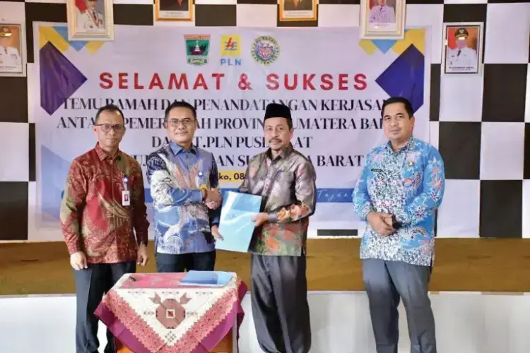 Pemprov Sumbar dan PLN Pusdiklat Jalin Kerja Sama, Agam Siap Dukung Peningkatan SDM 1 KERJASAMA— Bupati Agam diwakili oleh Camat Tanjung Raya, Al Hafidh, menghadiri temu ramah dan Penandatanganan Kerja Sama antara Pemerintah Provinsi Sumatera Barat dengan PT. PLN Pusdiklat, di Aula SMA Agam Cendekia, Kamis (8/5).