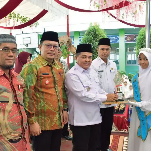 Bupati Agam Hadiri Wisuda Tahfidz MTsN 8 Agam, Dorong Generasi Qurani, Wujudkan Agam Madani 1 WISUDA TAHFIDZ— Bupati Agam, Ir. H. Benni Warlis, MM Dt. Tan Batuah menghadiri prosesi Wisuda Tahfidz Rumah Tahfidz Bahrul MTsN 8 Agam Panampuang, Kamis (8/5).