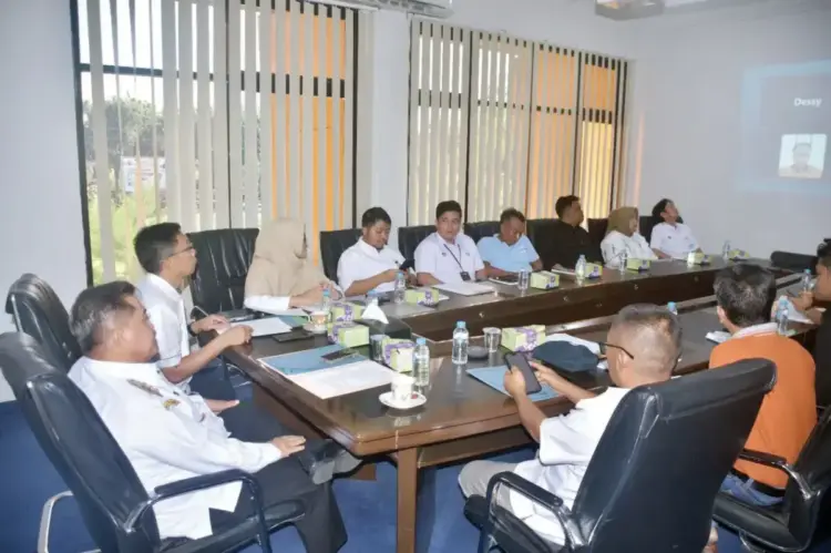 Bupati Agam Tegas Awasi Harga Pupuk Subsidi, 5 Distributor Ditemukan Langgar HET 1 RAPAT BERSAMA— Bupati Agam, Benni Warlis menggelar rapat bersama KP3 Agam, dan perwakilan Pupuk Indonesia, di Aula Kantor Bupati, Rabu (14/5).