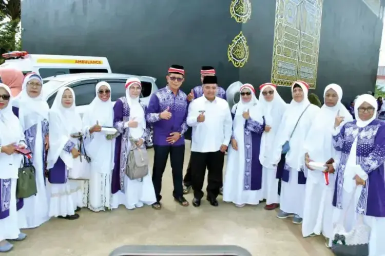 Terbagi Dua Kloter, 527 CJH Kabupaten Agam Berangkat ke Tanah Suci 1 PELEPASAN JEMAAH HAJI— Bupati Agam, Benni Warlis, secara resmi melepas keberangkatan 527 calon jemaah haji yang akan menunaikan rukun Islam kelima ke Tanah Suci Makkah, di Surau Ka’bah, Nagari Panampuang, Kecamatan Ampek Angkek, Jumat (9/5).