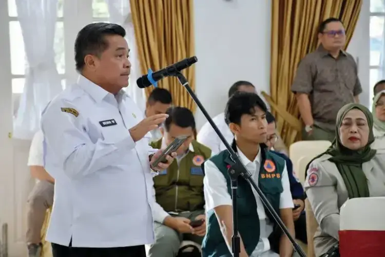 Bupati Agam Minta Tambahan Sabo Dam dan Jembatan Permanen ke BNPB 1 SAMPAIKAN HARAPAN— Bupati Agam, Benni Warlis menyampaikan sejumlah harapan kepada Kepala BNPB, Letjen TNI Suharyanto dalam rapat koordinasi Penanggulangan Bencana 2025,
di Auditorium Gubernur Sumatera Barat, Rabu (7/5).