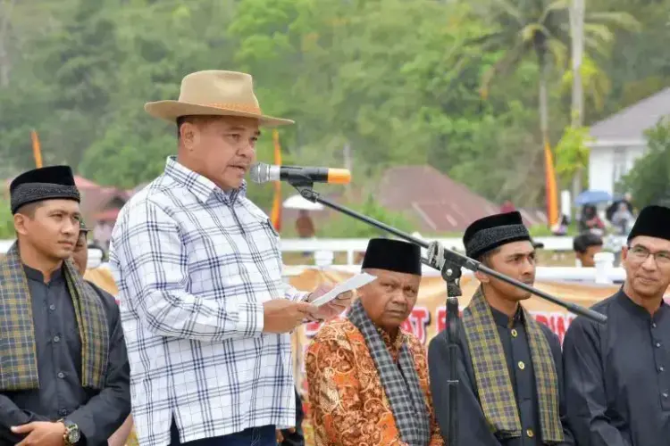 Pacu Kuda Bukik Ambacang 2025 Dibuka, Bupati Agam Ajak Lestarikan Tradisi Legendaris 1 SAMBUTAN— Bupati Agam, Benni Warlis saat memberikan sambutan pada pembukaan pacu kuda wisata derby Bukittinggi -Agam 2025, di galanggang Bukik Ambacang, Minggu (11/5).