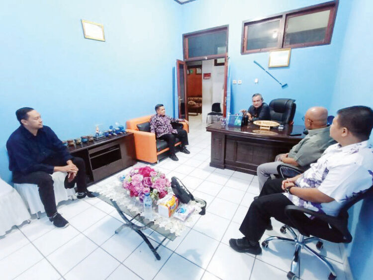 Kunjungi PDAM Minahasa Utara, Bupati Agam Gali Strategi Tingkatkan Pelayanan Air Bersih 1 KUNJUNGAN— Bupati Agam, Benni Warlis melakukan kunjungan ke PDAM
Tirta Dharma, Minahasa Utara, Kamis (29/5).