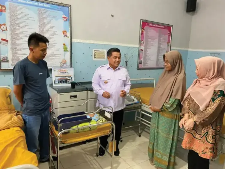 Bupati Sidak ke Puskesmas Biaro, Tekankan Pelayanan Maksimal Bagi Pasien 1 INSPEKSI MENDADAK— Bupati Agam, Ir. H. Benni Warlis, MM Dt. Tan Batuah melakukan inspeksi mendadak (sidak)
ke Puskesmas Biaro, Kecamatan Ampek Angkek, Kamis (8/5).