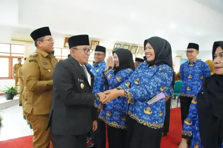 37 Pejabat Manajerial Pemkab Tanahdatar Dilantik 1 PELANTIKAN—Bupati Tanah Datar Eka Putra, SE, MM, usai melantik dan mengambil sumpah jabatan salami 37 pejabat manajerial di lingkungan Pemerintah Daerah (Pemda).