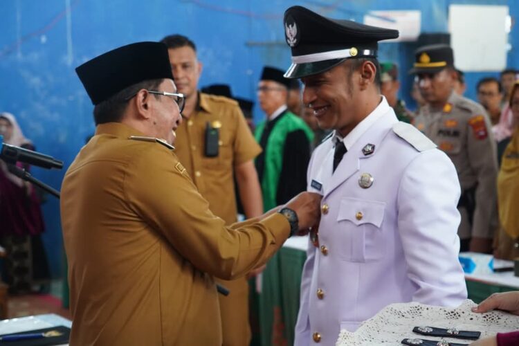 Sebagai Wali Nagari Sungayang Antar Waktu, Bupati Eka Putra Lantik Marta Arigo 1 Bupati Eka Putra Lantik Marta Arigo Sebagai Wali Nagari Sungayang Antar Waktu
