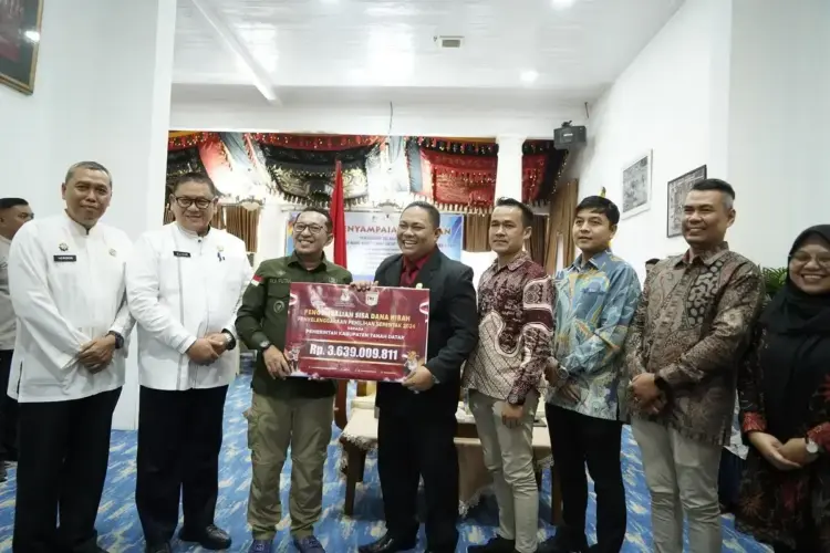 Bupati Eka Putra Terima LPj Dana Hibah Pilkada 2024 1 TERIMA LPJ DANA HIBAH— Bupati Tanahdatar Eka Putra menerima LPj Dana Hibah Pilkada 2024.