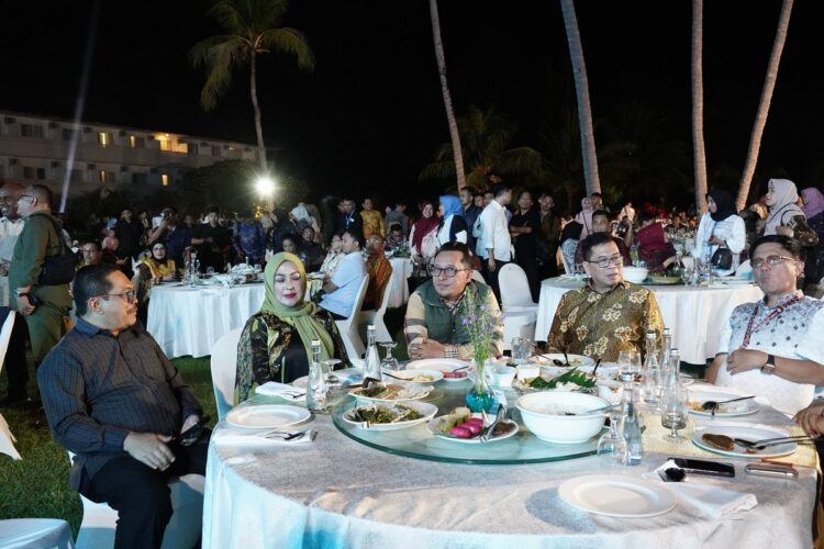 Bupati eka Putra Hadiri Gala Dinner APKASI di Likupang Minahasa Utara 1 GALA DINNER— Bupati Tanahdatar Eka Putra bersama Isteri yang juga Ketua Tim Penggerak Pemberdayaan dan Kesejahteraan Keluarga Ny. Lise Eka Putra, menghadiri gala dinner Apkasi 2025, di Paradise Hotel Golf And Resort Likupang Kabupaten Minahasa Utara Provinsi Sulawesi Utara. Kamis (29/5).
