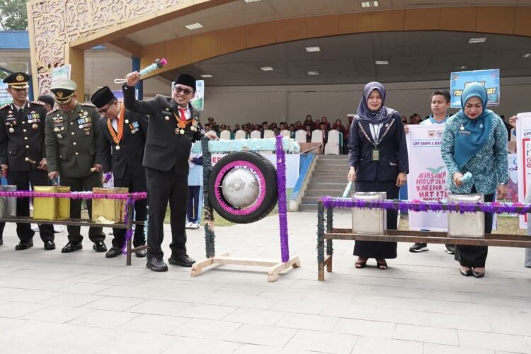 Gerakan Tanah Datar Bersih Menjadikan Daerah Bersih, Asri dan Nyaman 1 LAUNCHING Gerakan Tanah Datar BersiH— Bupati Tanahdatar Eka Putra melakukan pemukulan gong, tanda dimulainya Gerakan Tanahdatar Bersih.