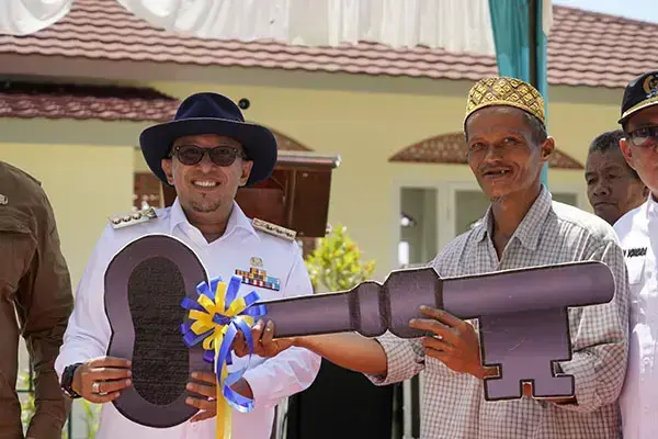 60 Unit Rumah Korban Bencana Banjir Lahar Dingin dan Longsor Diserahkan 1 SERAHKAN KUNCI— Bupati Tanah Datar Eka Putra, SE, MM serahkan kunci rumah secara simbolis kepada seorang warga penerima bantuan.