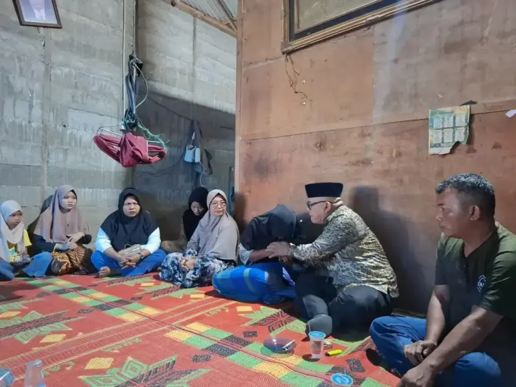 Kunjungi Keluarga Korban Diterkam Buaya, Bupati Ingatkan Warga Dekat Sungai Waspadai Serangan Satwa Liar 1 KUNJUNGI KELUARGA KORBAN— Bupati Pasaman Barat Yulianto, salami ibu alhmarhum saat mengunjungi kediaman korban diterkam buaya, di Jalan Sumba, Jorong Sumba Timur, Nagari Taluak Ambun, Kecamatan Lembah Melintang, Jumat (16/5) pagi.