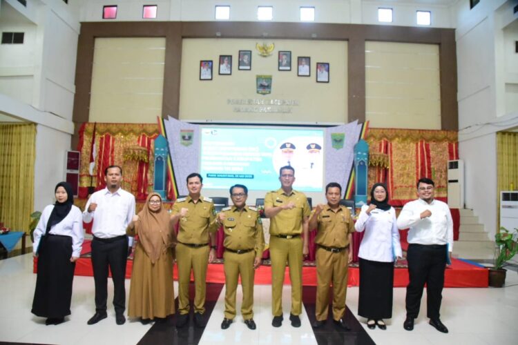 FOTO BERSAMA— Bupati Padangpariaman John Kenedi Aziz foto bersama usai serahkan SK Pengangkatan untuk 46 CPNS Formasi Tahun 2024, Selasa (27/5).