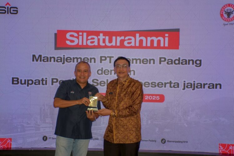 Bupati Pessel Tinjau Inovasi PT Semen Padang, Jajaki Kolaborasi Pascabencana dan Pengelolaan Sampah 1 JAJAKI KERJA SAMA— Bupati Pessel Hendrajoni melakukan kunjungan kerja ke pabrik semen pertama di Asia Tenggara, PT Semen Padang, dan disambut Direktur Keuangan & Umum PT Semen Padang Oktoweri, Kamis (22/5).