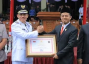 Kabupaten Berkinerja Terbaik Tingkat Nasional, Bupati Sabar AS Serahkan Piagam Penghargaan kepada Ketua DPRD